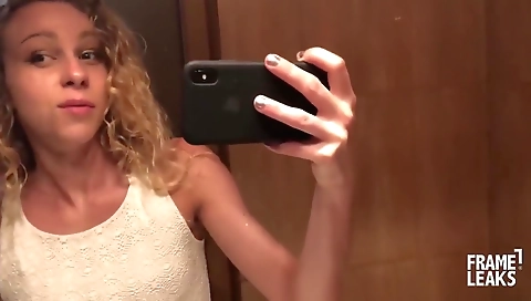 Hawt slut loves it up her pussy