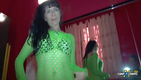 Slutty slut gets her tight cunt unveilsed by sexye